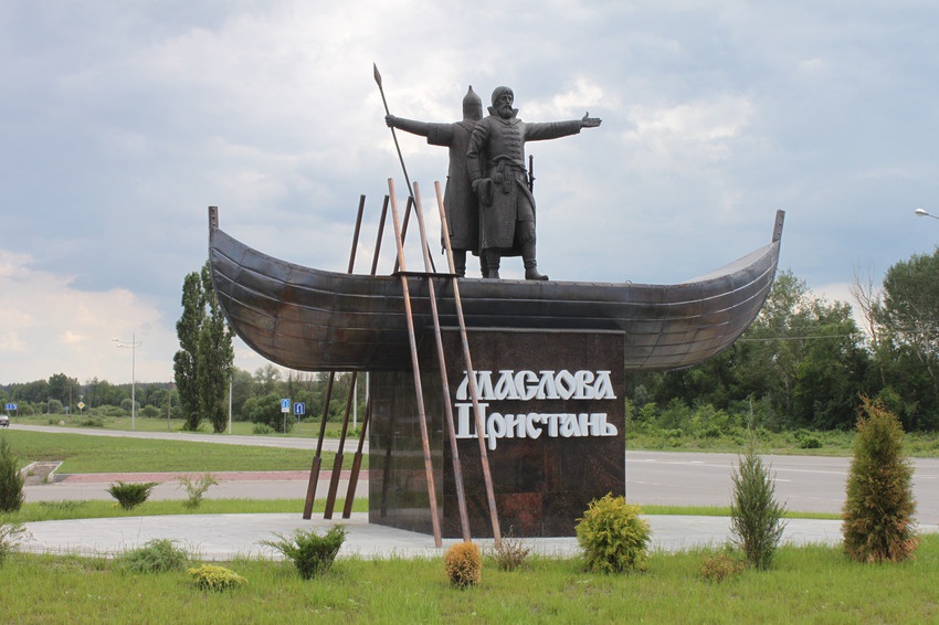 Памятник Масловым при въезде в поселок.