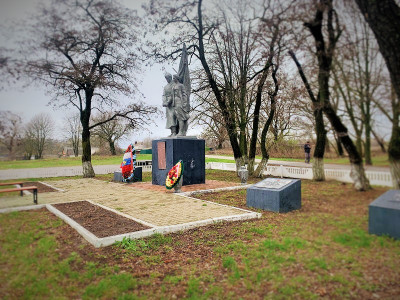 Братская могила 57 советских воинов, погибших в боях с фашистскими захватчиками.